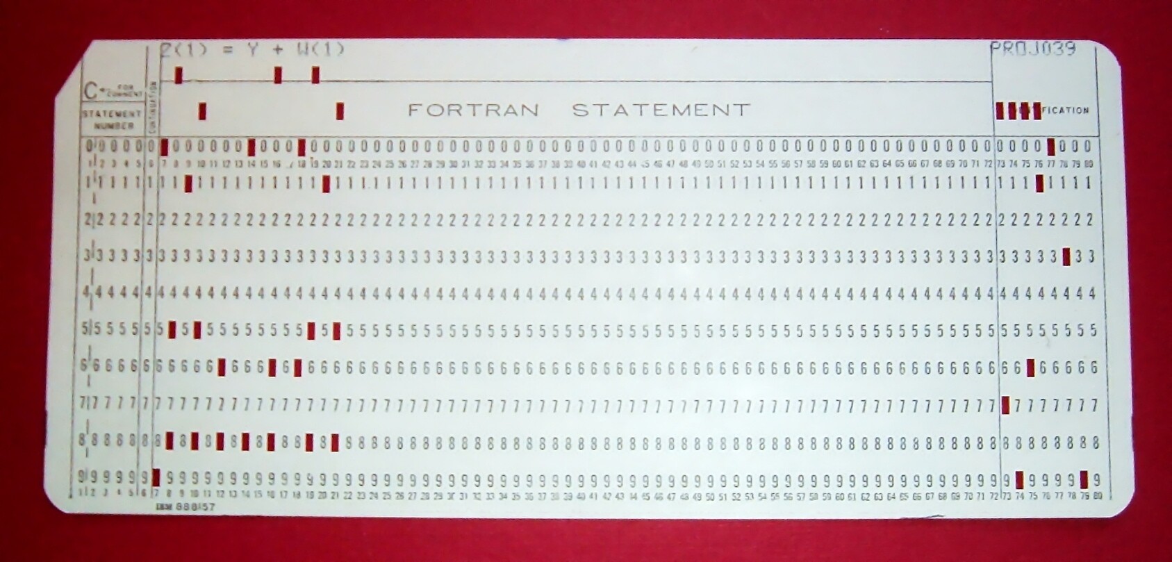 Tấm thẻ đục lỗ Fortran cổ điển với các cột số cho phép lưu chương trình