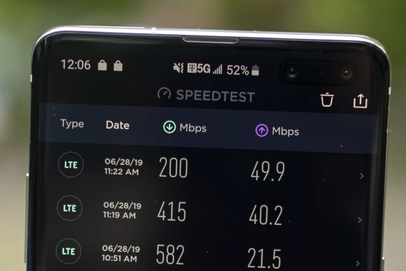 Điện thoại thông minh hiển thị kết quả đo tốc độ mạng 5G, so sánh với các lần đo trên mạng LTE