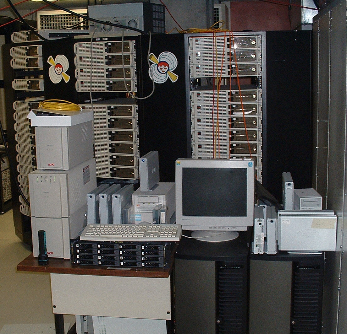 Cụm máy tính nhiều node đặt trong tủ rack phục vụ huấn luyện mô hình