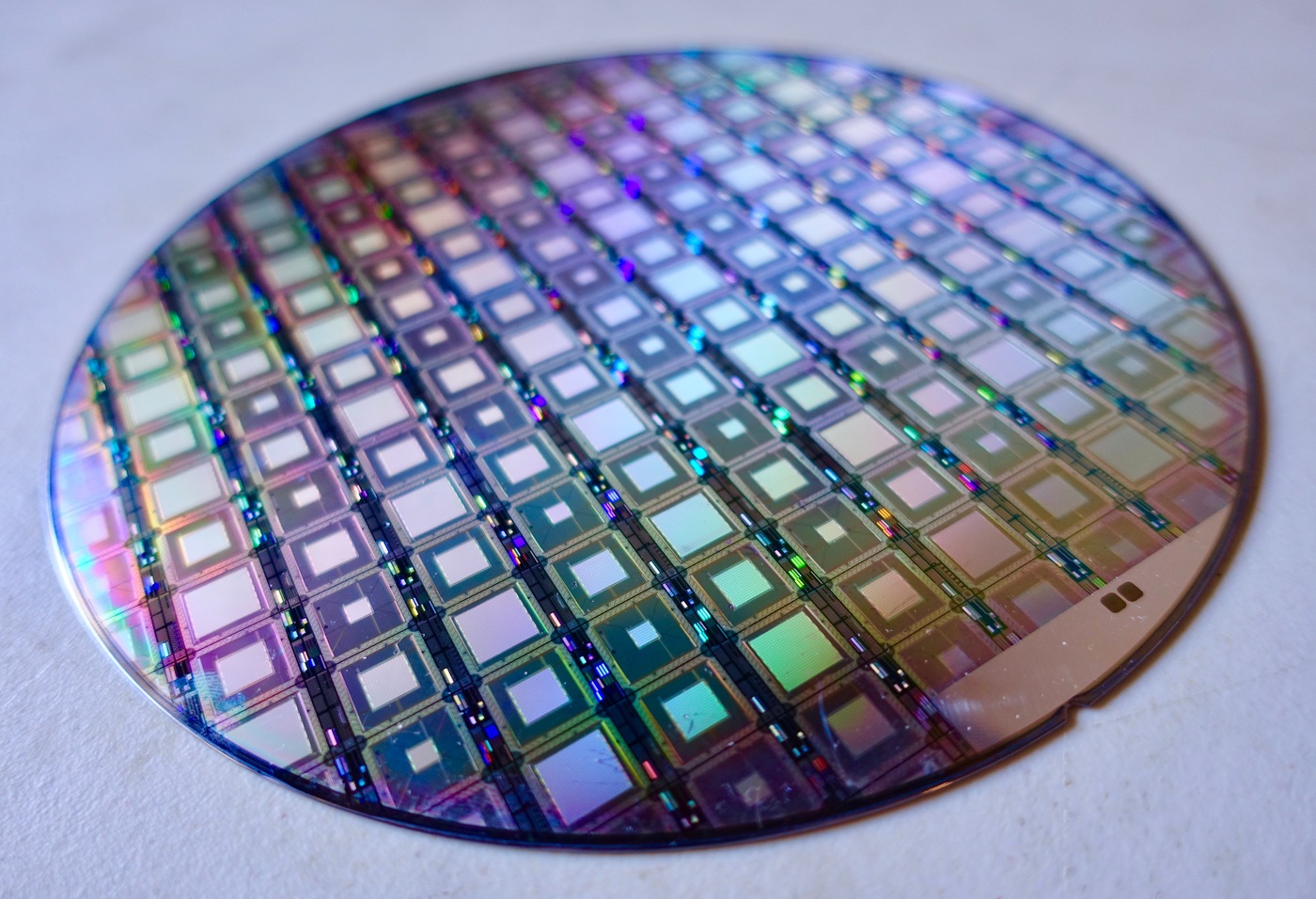 Ảnh chụp wafer bán dẫn chứa hàng trăm qubit của hệ lượng tử D-Wave