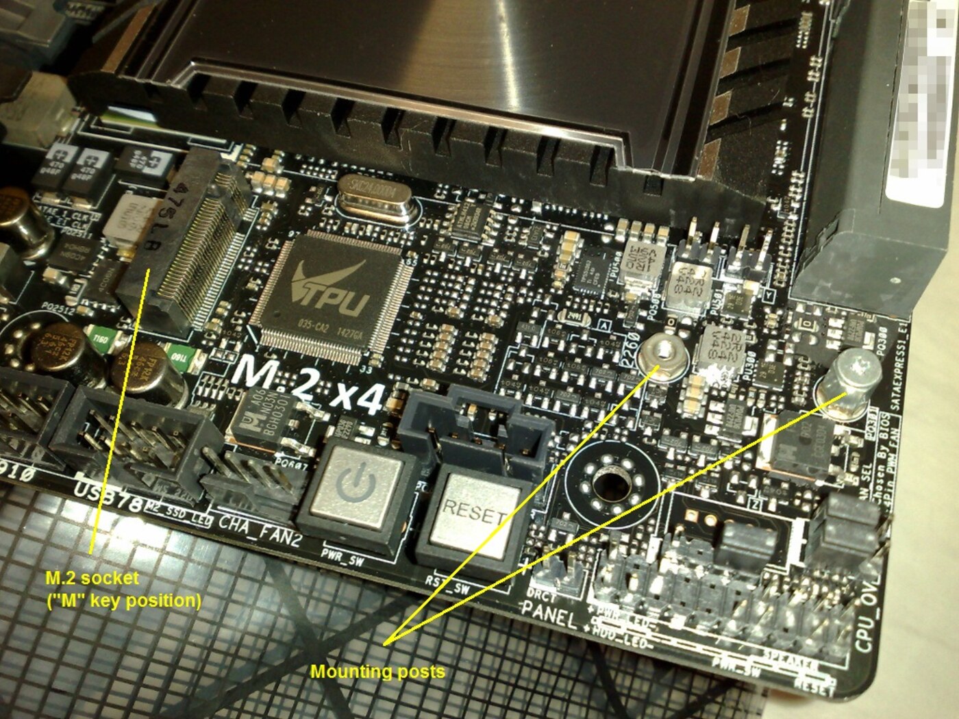 Khe cắm M.2 trên bo mạch chủ Asus X99-E WS với khóa M, hỗ trợ lắp ổ SSD kích thước 2260 và 2280