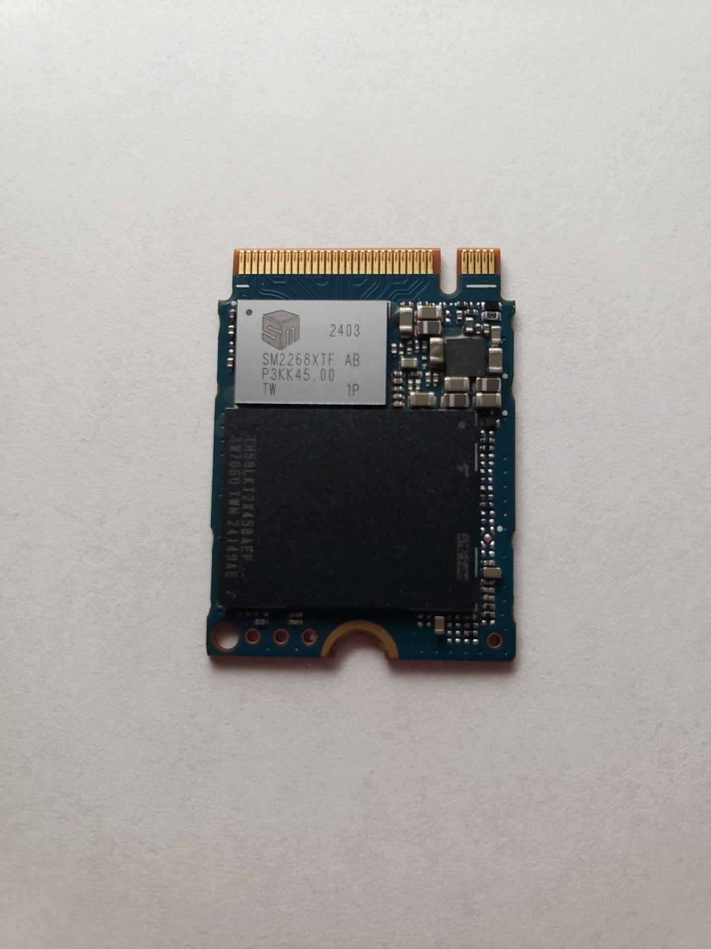 Ổ SSD NVMe kích thước 2230 với bộ điều khiển và chip nhớ NAND được hàn trực tiếp trên bo mạch