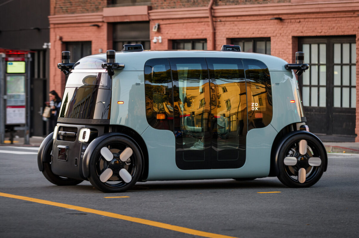 Xe robotaxi Zoox đang chở khách và đi ngang trên đường Potrero ở thành phố San Francisco