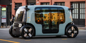 Xe robotaxi Zoox đang chở khách và đi ngang trên đường Potrero ở thành phố San Francisco