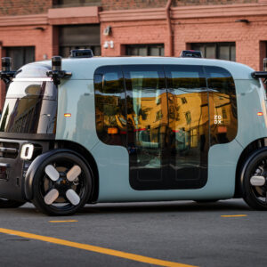 Xe robotaxi Zoox đang chở khách và đi ngang trên đường Potrero ở thành phố San Francisco