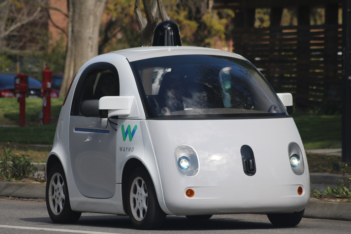Xe tự lái Waymo với cảm biến trên nóc đang chạy trên đường tại Mountain View, chụp từ phía trước