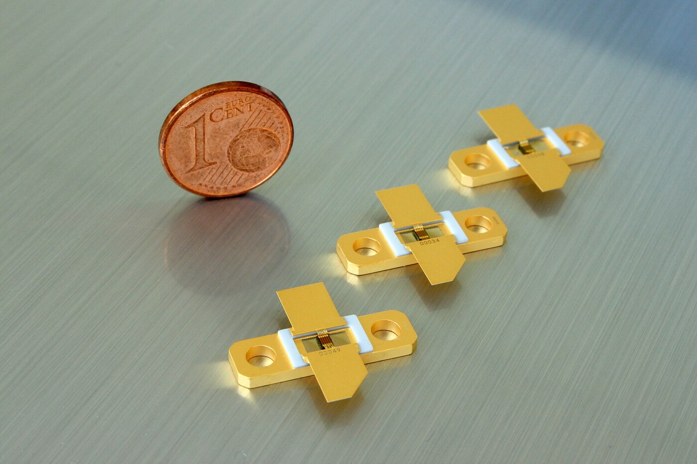 Linh kiện transistor trường tốc độ di chuyển cao trên nền gallium nitride, vỏ nhựa đen và các chân kim loại