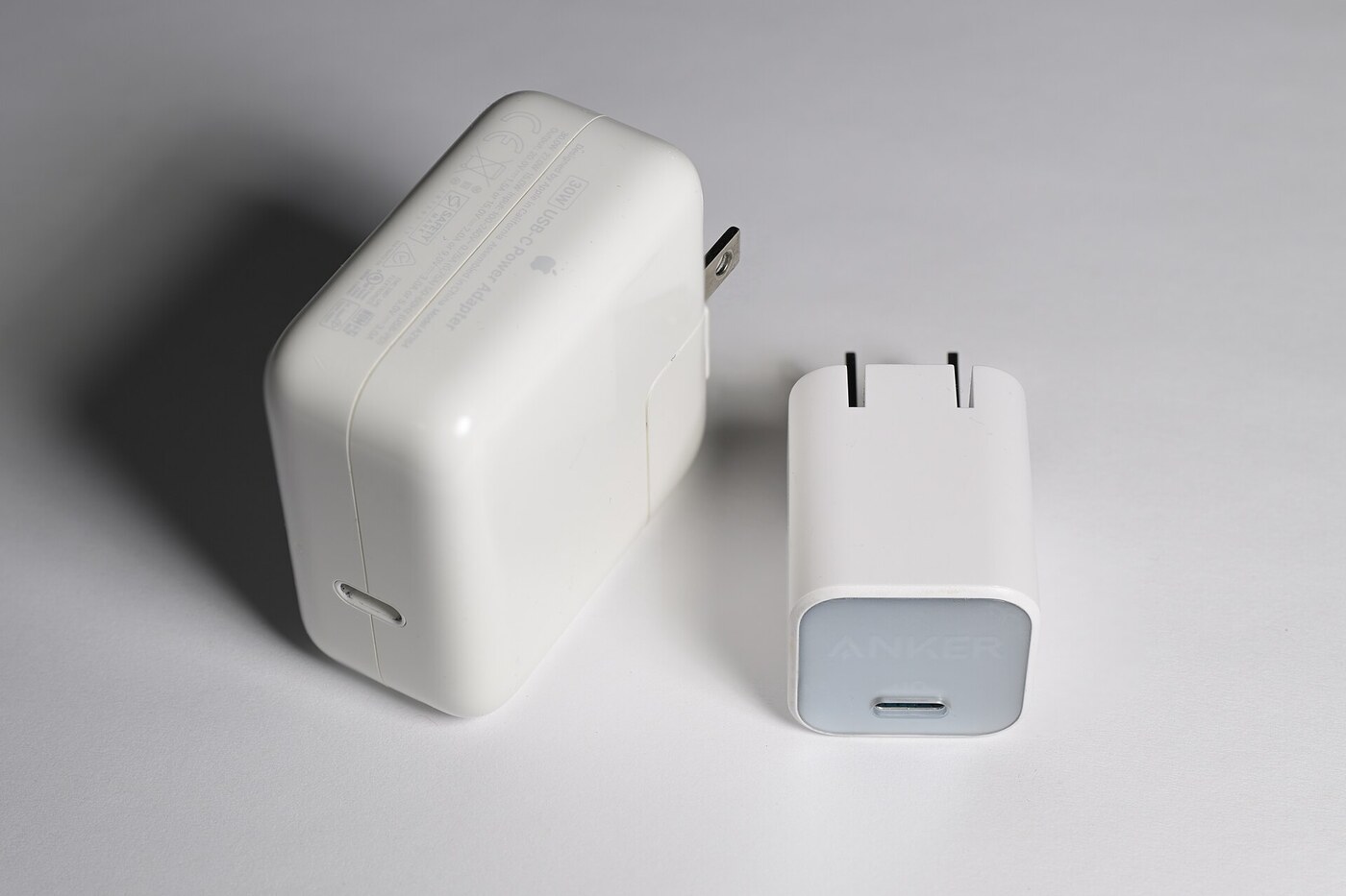 Hai củ sạc USB-C công suất 30 W đặt cạnh nhau, củ dùng gallium nitride nhỏ hơn hẳn củ sạc silicon