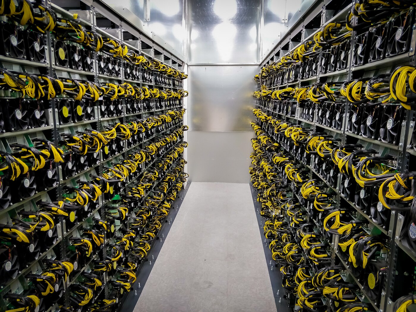 Ảnh chụp cơ sở khai thác Bitcoin quy mô lớn với hàng trăm thiết bị ASIC xếp dọc thành dãy dài trong tòa nhà công nghiệp