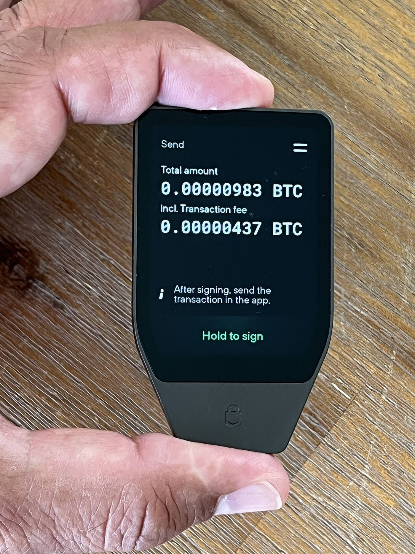 Màn hình ví phần cứng Trezor Safe 7 hiển thị giao dịch đang chờ ký kèm mã QR