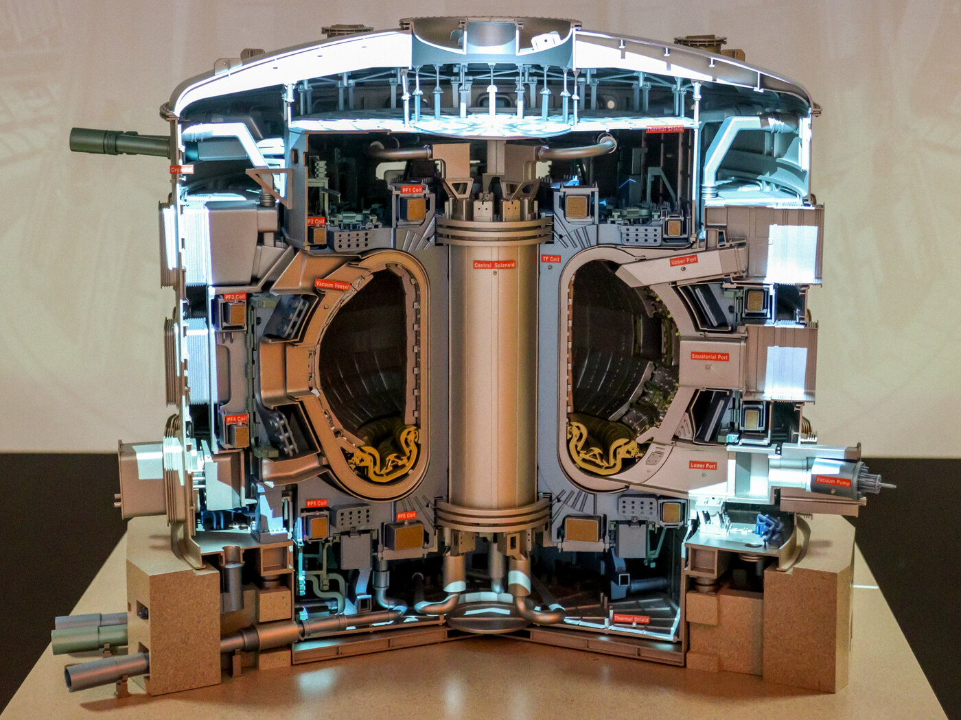 Mô hình tokamak ITER tỷ lệ 1:1 với các cuộn dây siêu dẫn và buồng chân không, chụp tại khu trưng bày dự án
