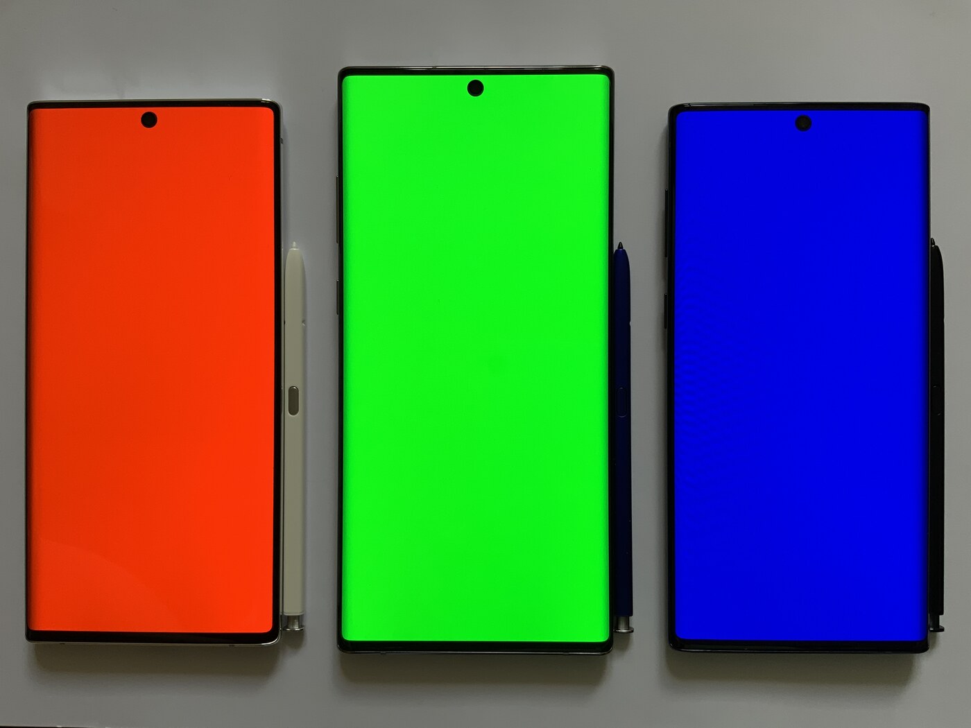 Nhiều tấm màn hình Dynamic AMOLED của Samsung dùng trên Galaxy Note 10, màu đen hiển thị hoàn toàn tắt sáng không cần đèn nền