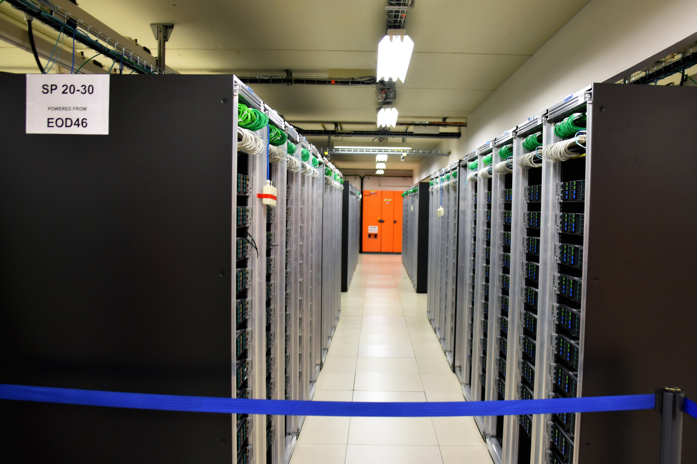 Ảnh phòng máy chủ trung tâm dữ liệu với hàng rack máy chủ, nơi vận hành các node validator thực hiện giao thức và restaking