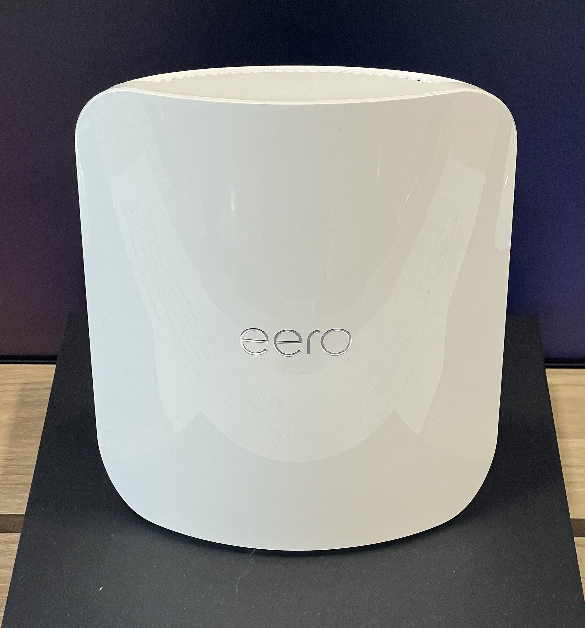 Ảnh một bộ định tuyến Wi-Fi 7 dạng mesh với thiết bị dạng hình trụ, đại diện cho hệ sinh thái thiết bị Wi-Fi 7 thương mại