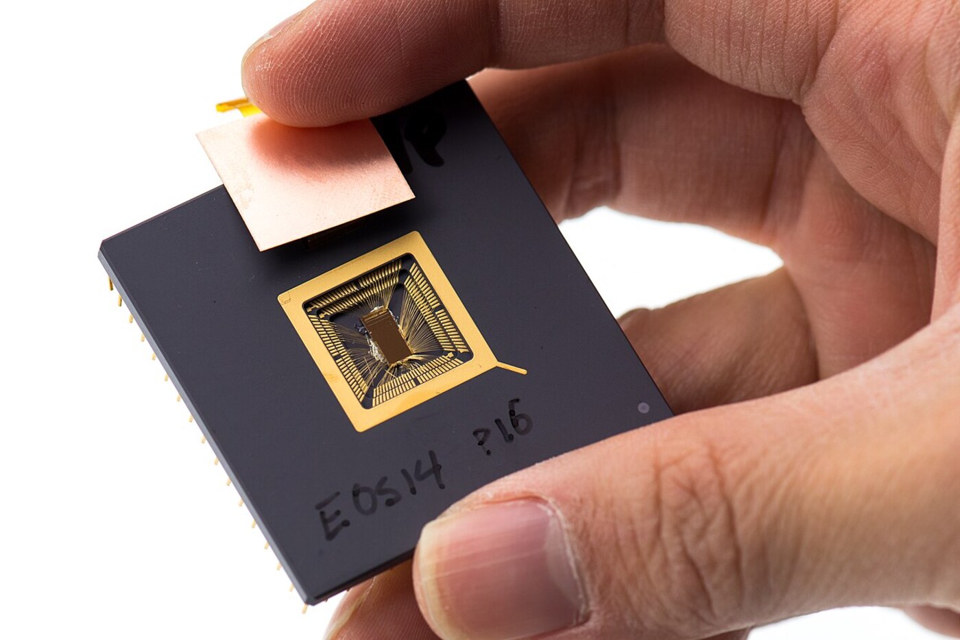 Yunsup Lee một trong những nhà sáng lập RISC-V cầm nguyên mẫu chip RISC-V